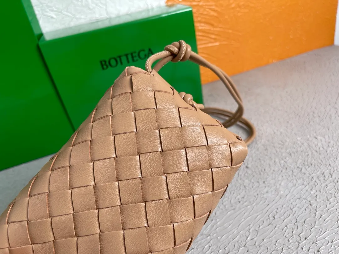 Batch 1160 BOTTEGA VENETA/Bottega 2021 new women's POUCH cross-body bag clutch, lntfecciato woven leather cross-body mini handbag, single internal open pocket, zipper opening, computer embroidered leather shoulder strap can be adjusted in length, model: 6684 Color: milk tea Origin: Italy Size: 17*12*8
